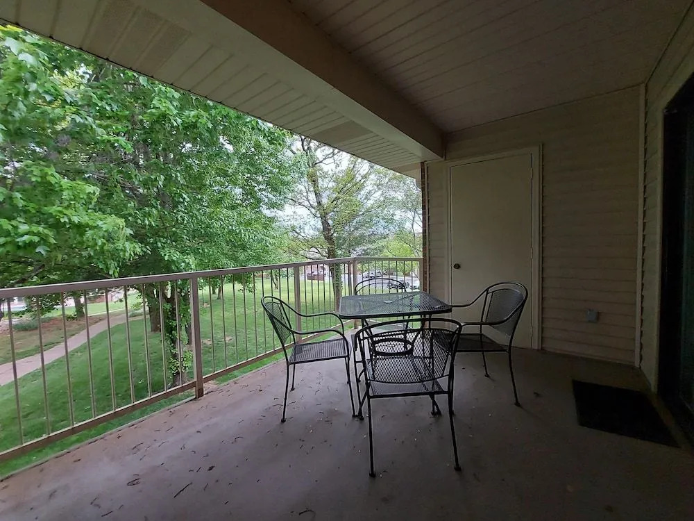 Ozark Breeze - Large Living Areas - Close to all of Branson - Relax on Balcony