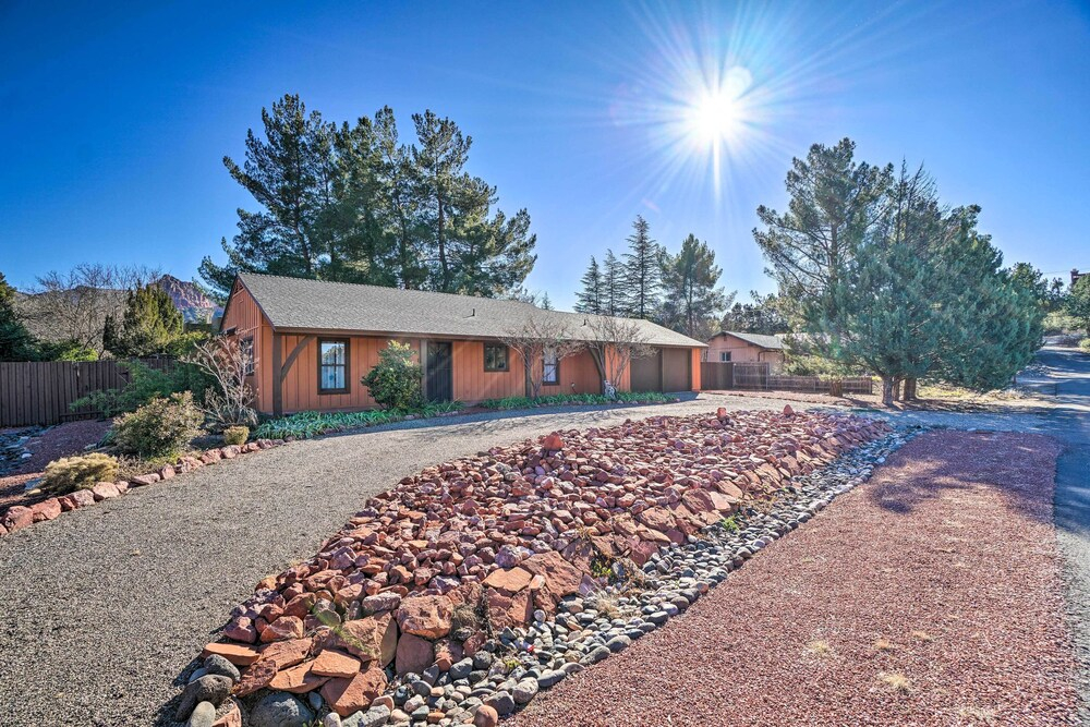 1 Mi to Cathedral Rock Trailhead: Home w/ Sunroom