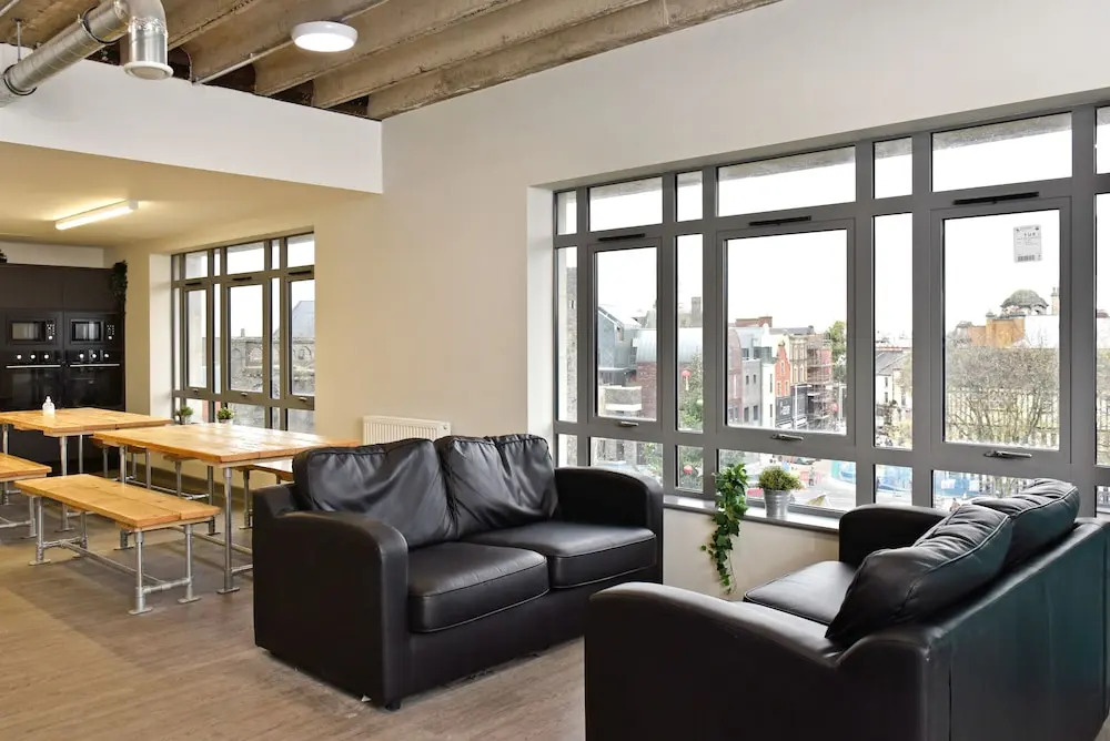 Cwtsh Hostel Central Swansea, Social & Modern, Near Train Station