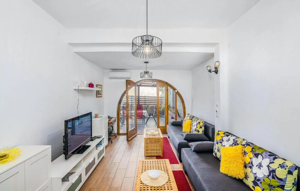 Nice Home in Pinezici with Hot Tub, WiFi & 4 Bedrooms