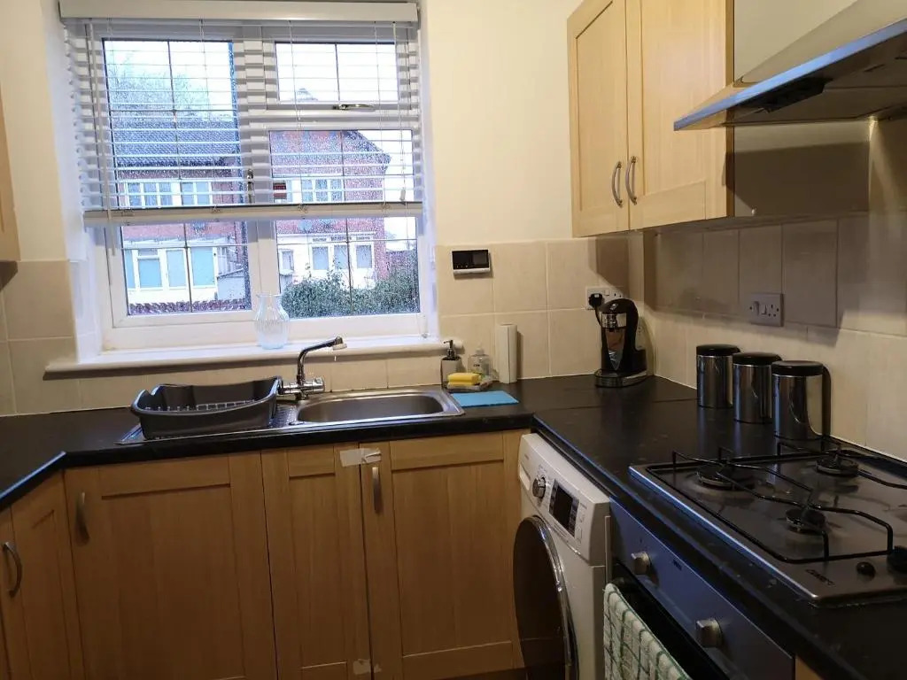 BrumStay UK - 5 Bed TownHouse with Garden and Parking for upto 3 small cars