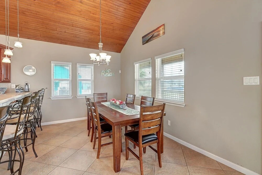 Twin Dolphin Cove 4 Bedroom Home by Redawning