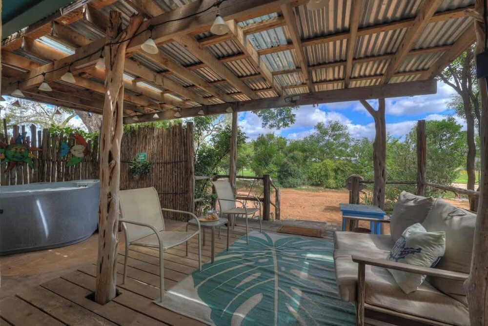Sonora Casita Hot-tub + Nandina Cottage Hot-tub
