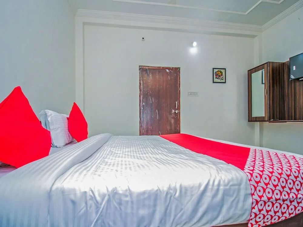 OYO 18272 Hotel Lambodar