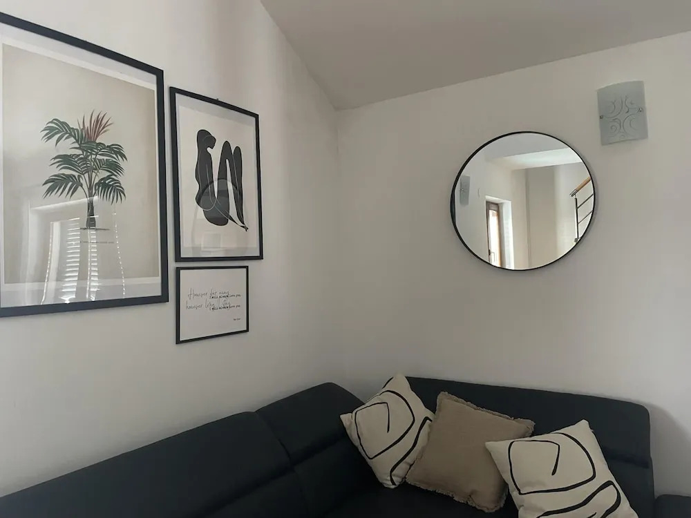 2 Bed Flat - Sleeps 6 - Pool - Garden - Parking