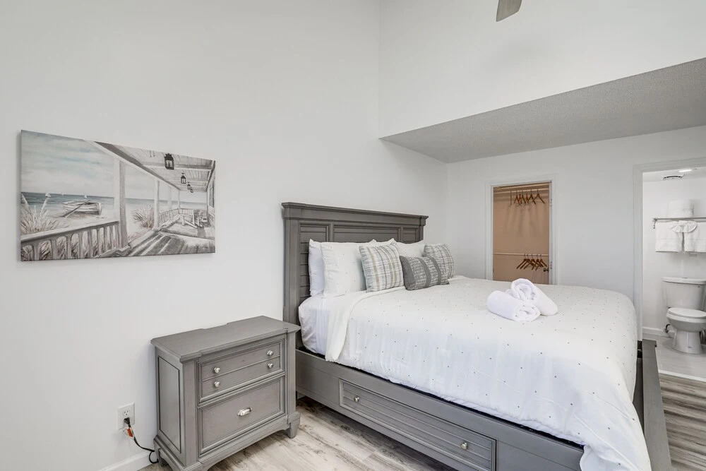 Bright & Airy Myrtle Beach Condo: 1 Block to Ocean