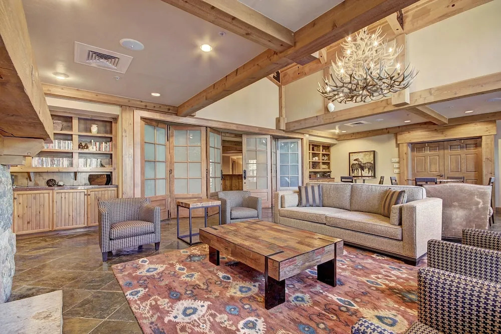 Bright + Scenic 2br - 7ppl Steps To Ski Lifts + Main Street 2 Bedroom Condo by RedAwning