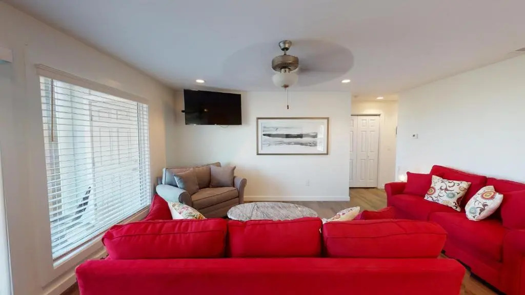 AH-D113 Newly Remodeled First Floor Condo, Near Shared Community Pool