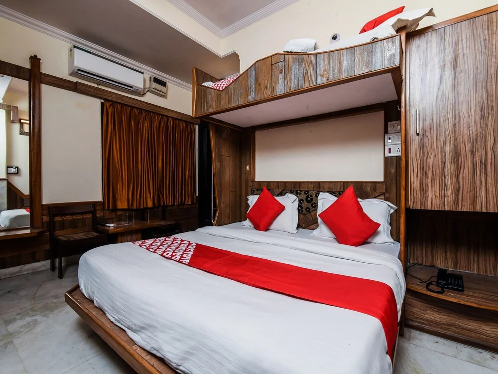 OYO 20000 Hotel Cottage Crown Plaza