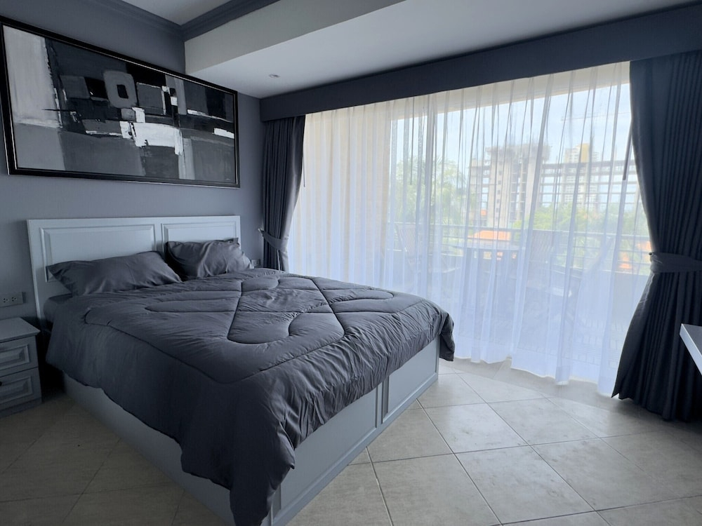 Spacious 2-bedroom Pool-view Condo - Executive Residence 2, Pratumnak