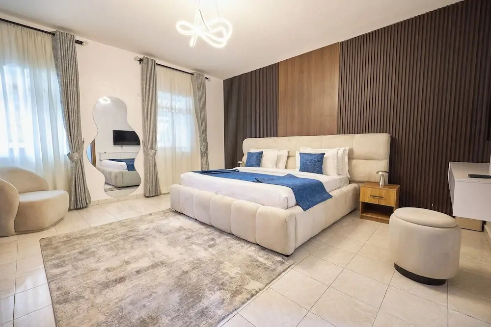 The Carrington Suites