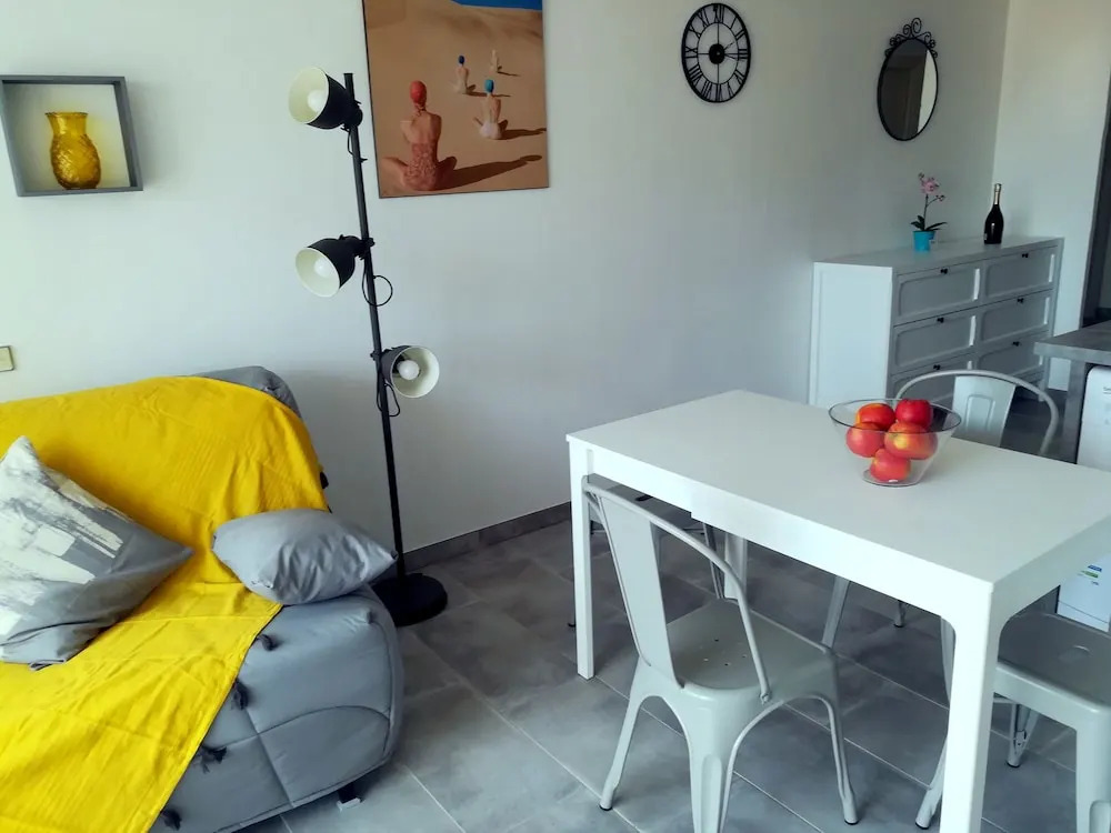 2P Vieil Antibes balcon sur la Marina