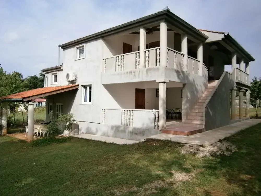 Modern Apartment in Banjole with Pool