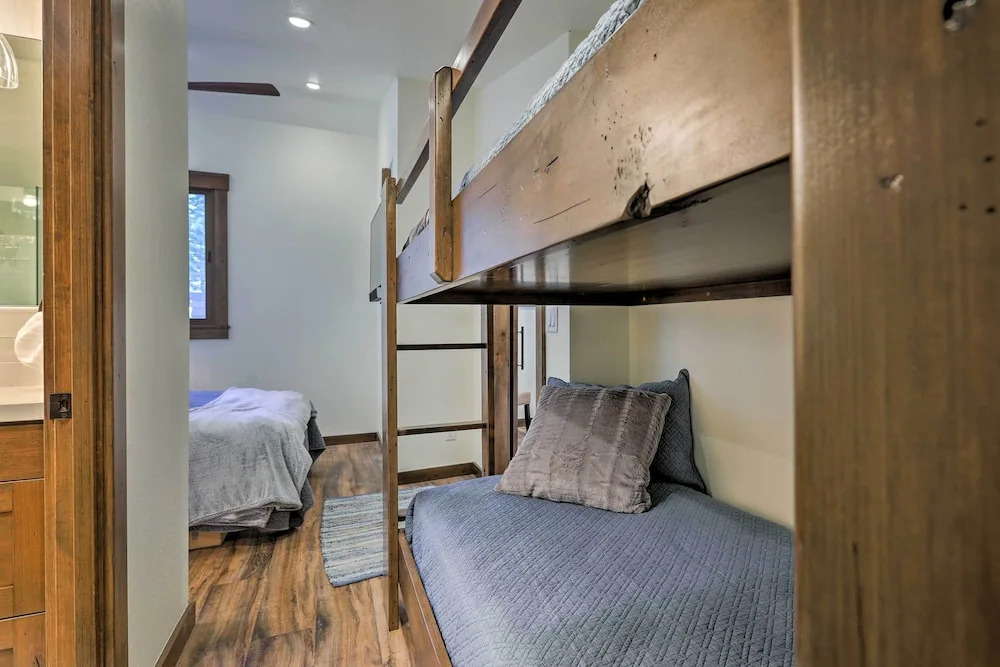 Walk to Ski Shuttle: Truckee Condo w/ Hot Tub