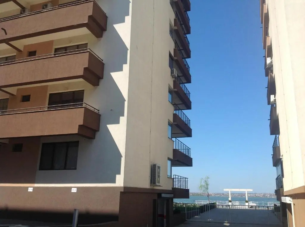 Lake Divine Apartment 11
