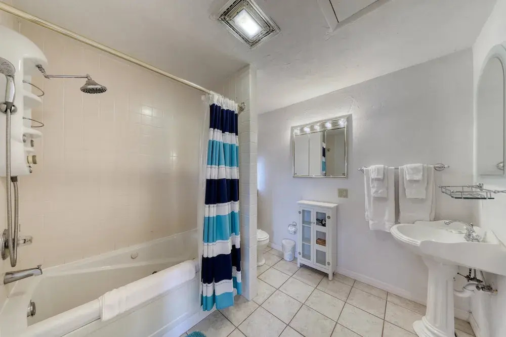 Dog-friendly Home With Beach Access & Deck - Snowbirds Welcome