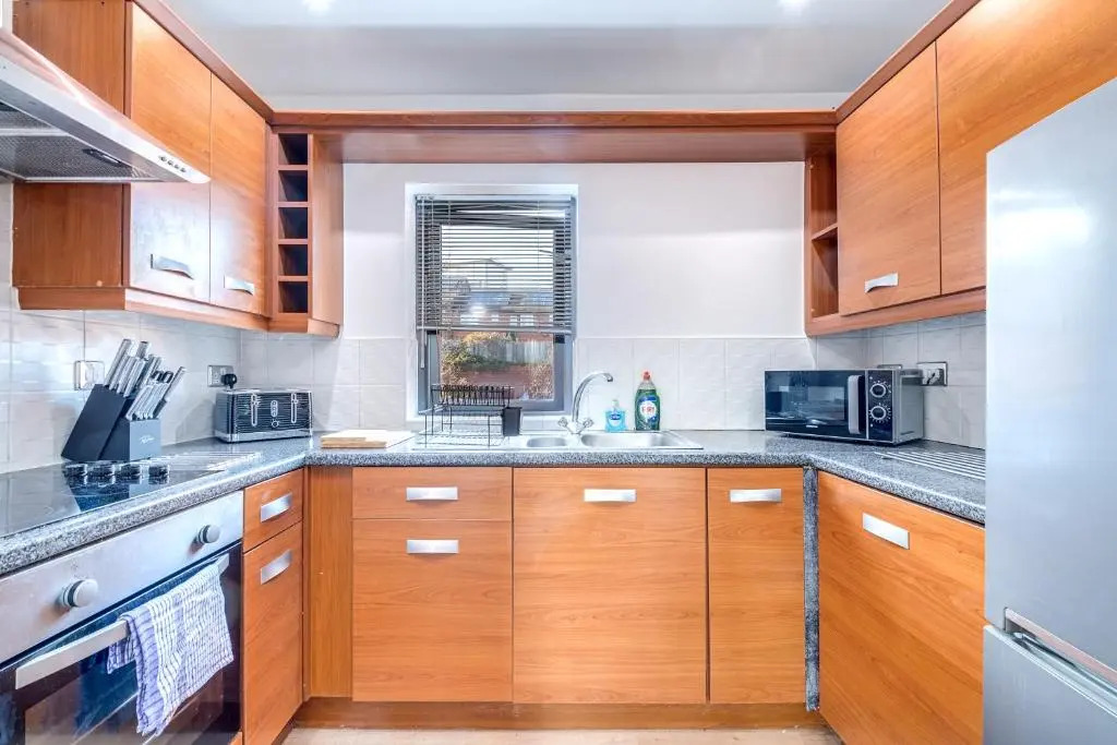 2 Bed Family Apt w/BALCONY & PARKING! ☆ FREE NETFLIX - With 50 Inch Smart TV, FREE NETFLIX & WIFI - Birmingham City Centre, By 02 Academy, Cube & Mailbox