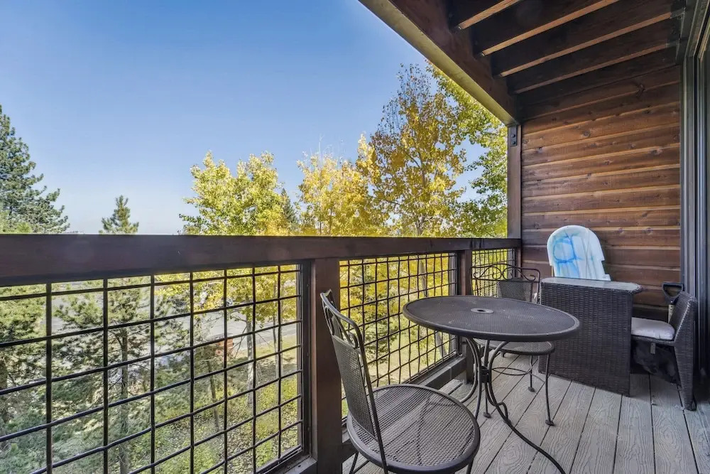 On-site Skiing: Truckee Studio w/ Balcony