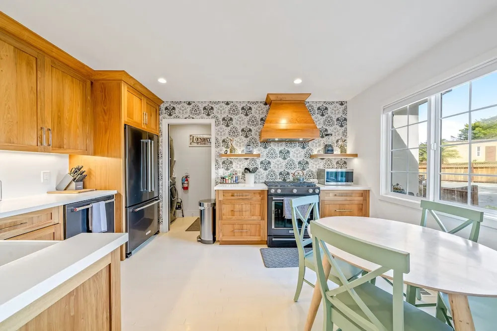 Your Dream Seaside Vacation! Charming 2 BDR Home