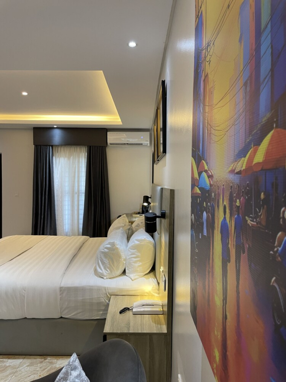 Ringruby Hotel, Oladipo Bateye