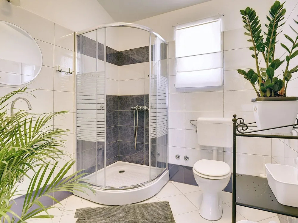 Superb Modern Villa With Pool, Large Fenced Yard Near the Beach