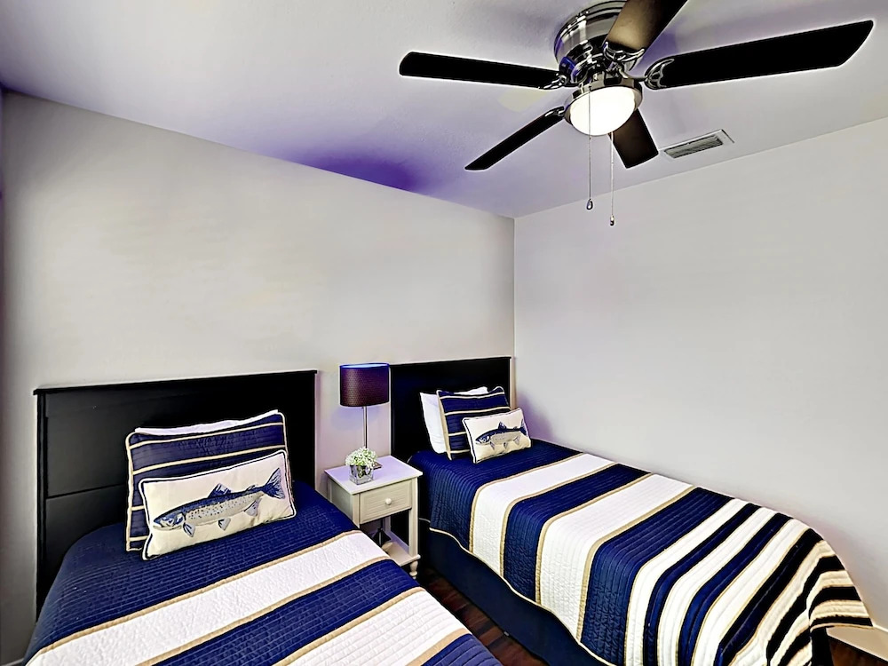 Chic Canalfront - 4 Br Home