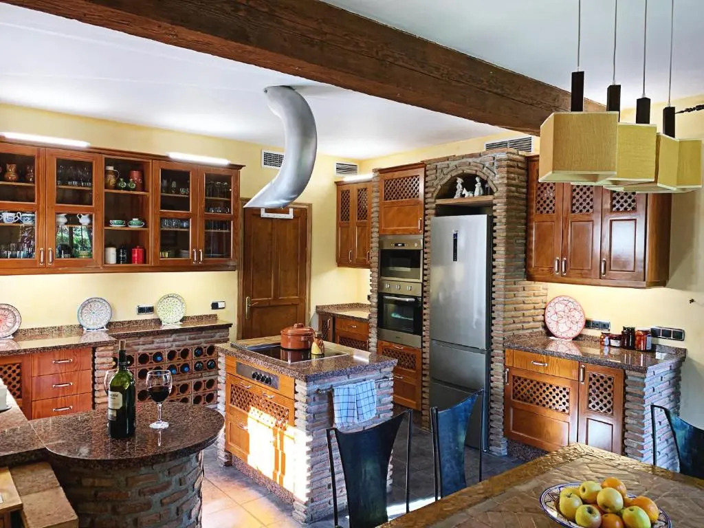 VILLA NABRISA MARBELLA, 5 BEDROOM, PRIVATE POOL, GARDEN, BBQ