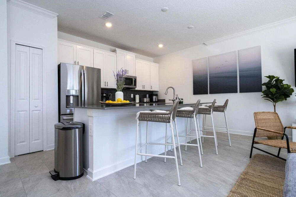 Bright Modern Home @storey Lake