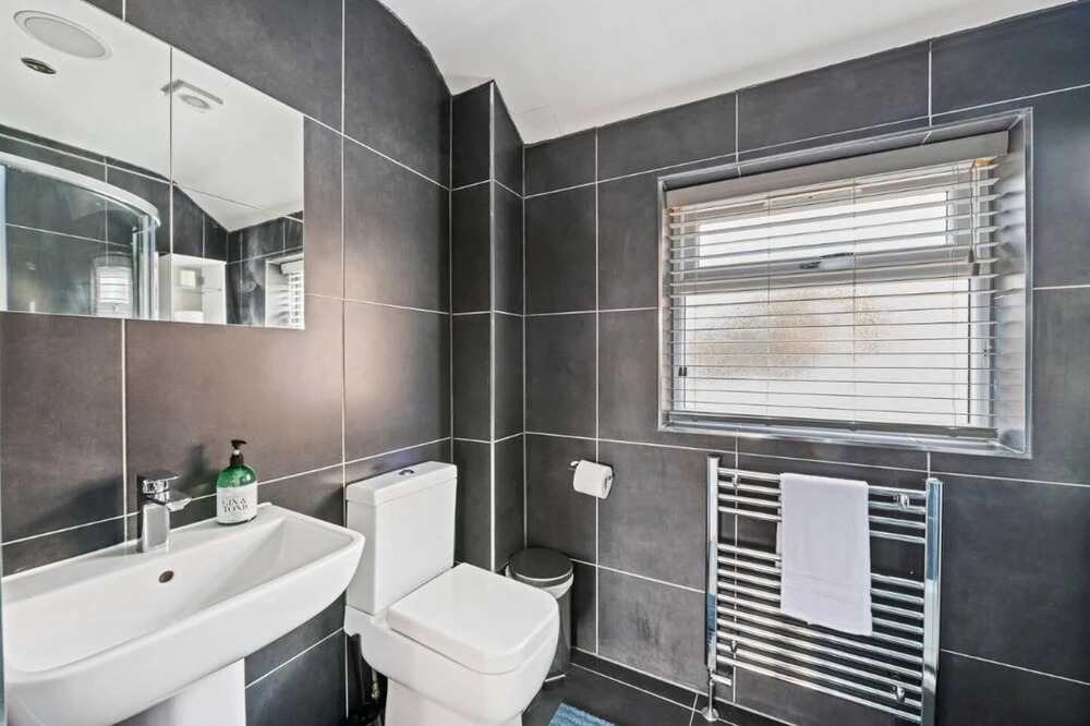 Stunning 5 Bed House in Leeds Contractors Welcome