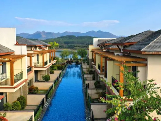 Baodun Lake Hushan Hot Spring Resort