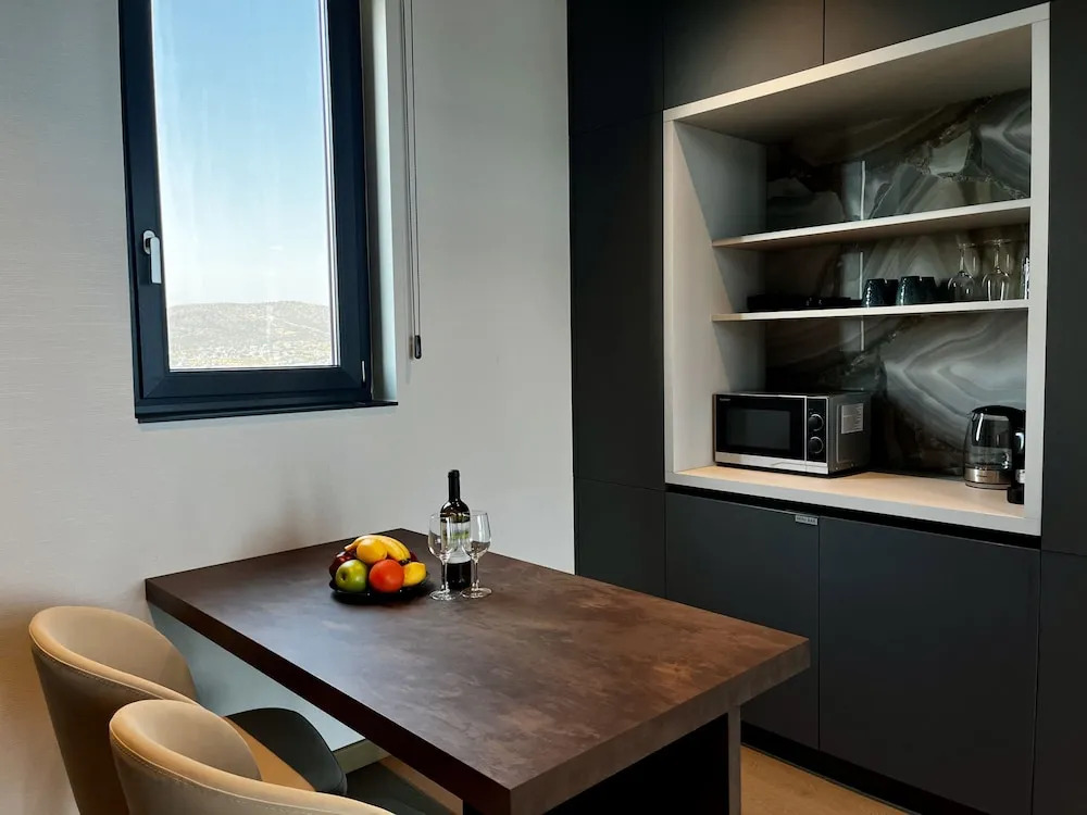 128 LIM - 2106 Stay Only Tower Suite