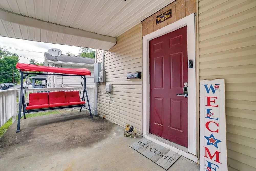 Morgantown Home: 1 Mi to West Virginia University!