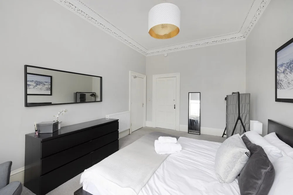 JOIVY 4-Bed Stylish Flat In Edinburgh City Centre