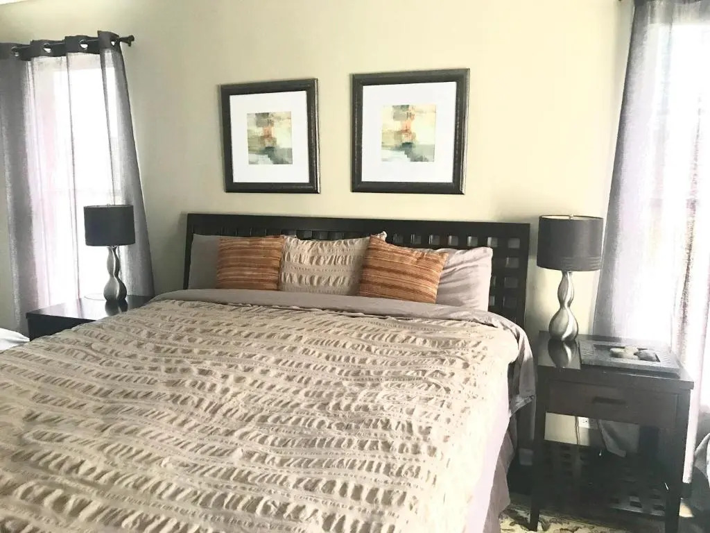 Old Town-Gold Coast Huge 5 br Home/ Free Parking/ Breakfast/ Pets OK/ Back Yard/ Walk Everywhere