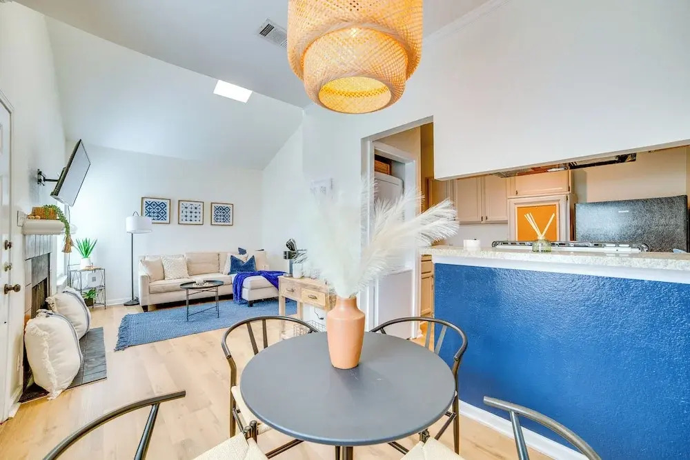 3 Mi to Downtown Dallas: Sleek Condo w/ Patio