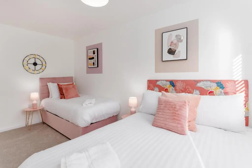 Air Host and Stay - Brand new 3 bedroom house sleeps 8 minutes from LFC and city centre Ref25