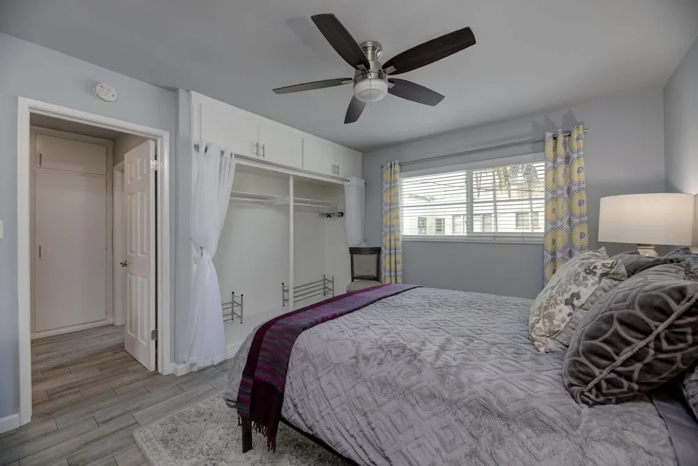 Cute Apt Close To Downtown, Long Beach! 1 Bedroom Apts by RedAwning