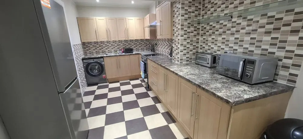 Spacious 3 Bed 2 Baths Free Wifi Central Location