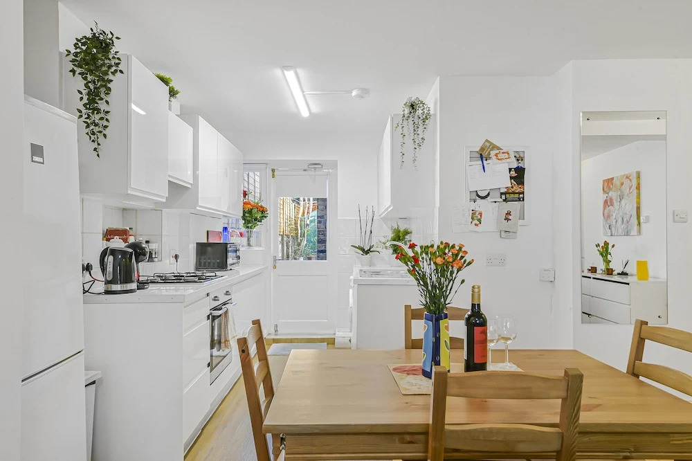 Stylish Central 2-bed Apartment With Pvt Garden