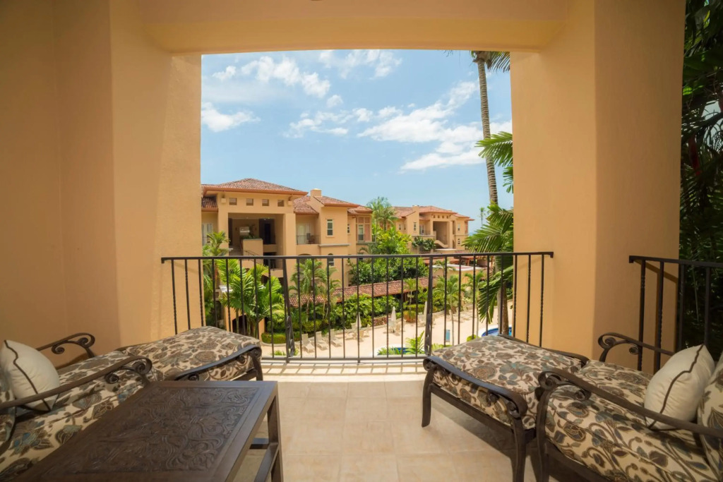 3 bedroom Bella Vista close to pool