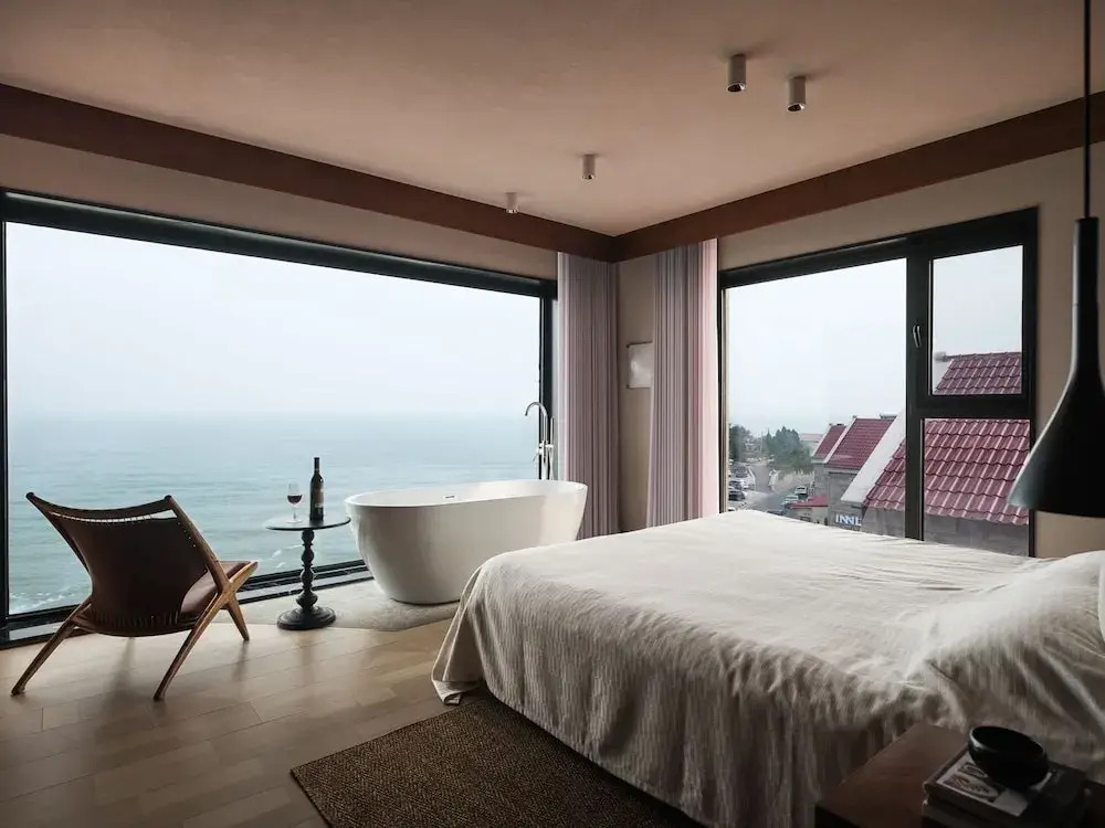 Qingdao Innland sea-view designer hot spring hotel