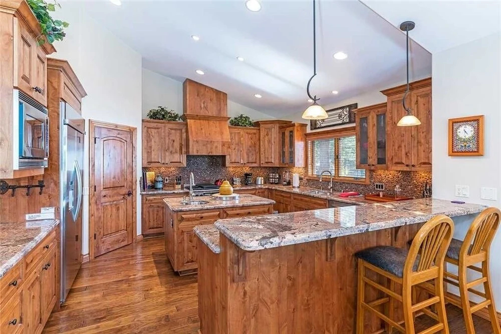 Setting Featuring Filtered Lakeviews 4 Br home by RedAwning