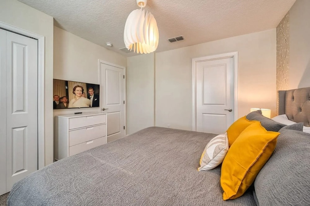 6br/6ba Private Pool Themed Game Room