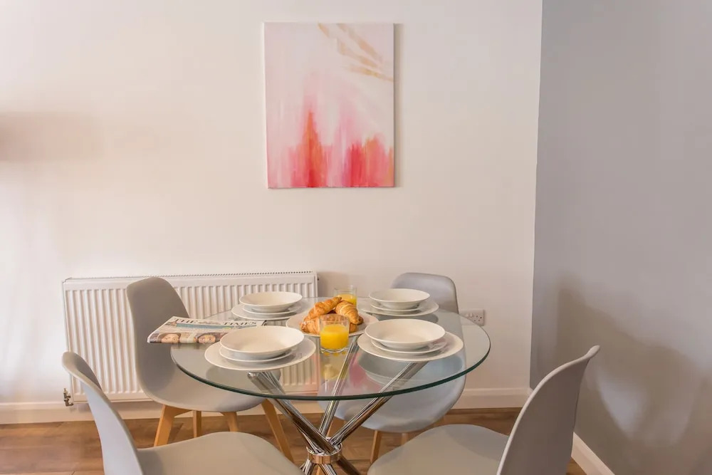 Modern Bright 1-2 Bed Apartments Oxford, with Free Parking ,OX4 Near BMW Science Park & Hospitals