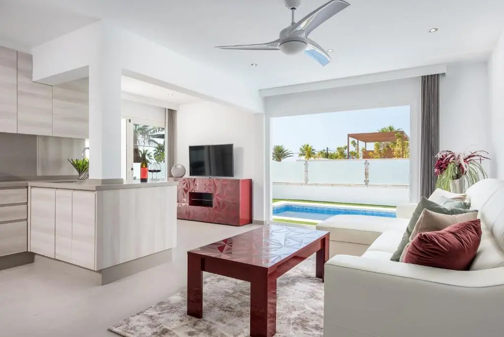 Luxurious VILLA - 300M2 - private HEATED pool - garage - WiFi