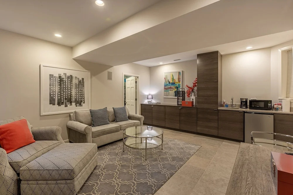 Perfect 1BR in Lincoln Park Steps to DePaul by AllSet Turnover