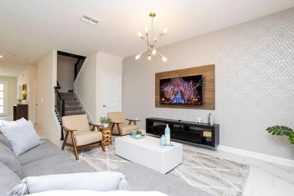 811 ST - 9BR Luxury Home: Private Pool