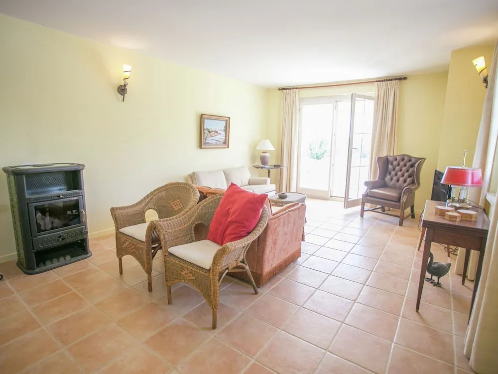 Family House in Quiet Peacefull Location, Private Pool and BBQ in Garden