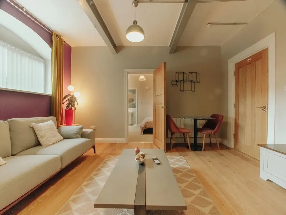 Chic & Cheerful 1bedroom in Historic Building