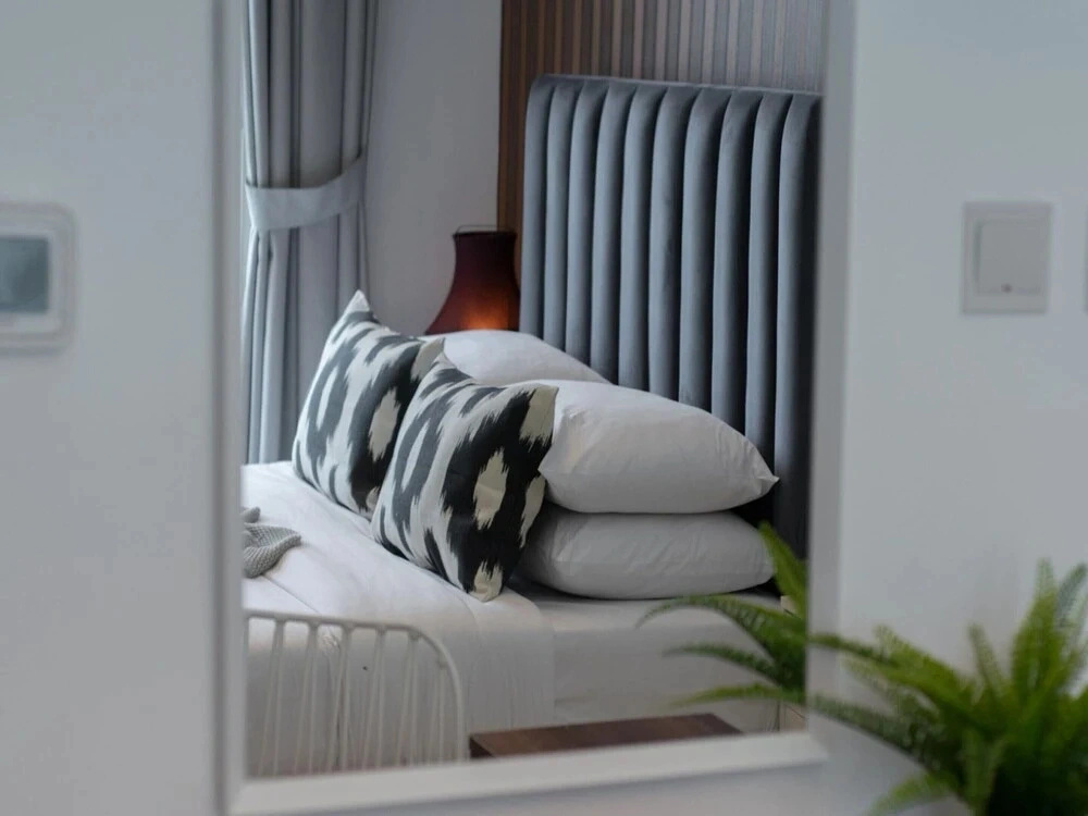 Luxe Apartments Near Dubai Mall, Burj Khalifa - Pool, Gym, & Parking
